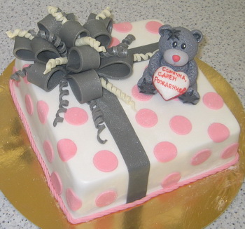 Розовый торт с серым бантов и мишкой